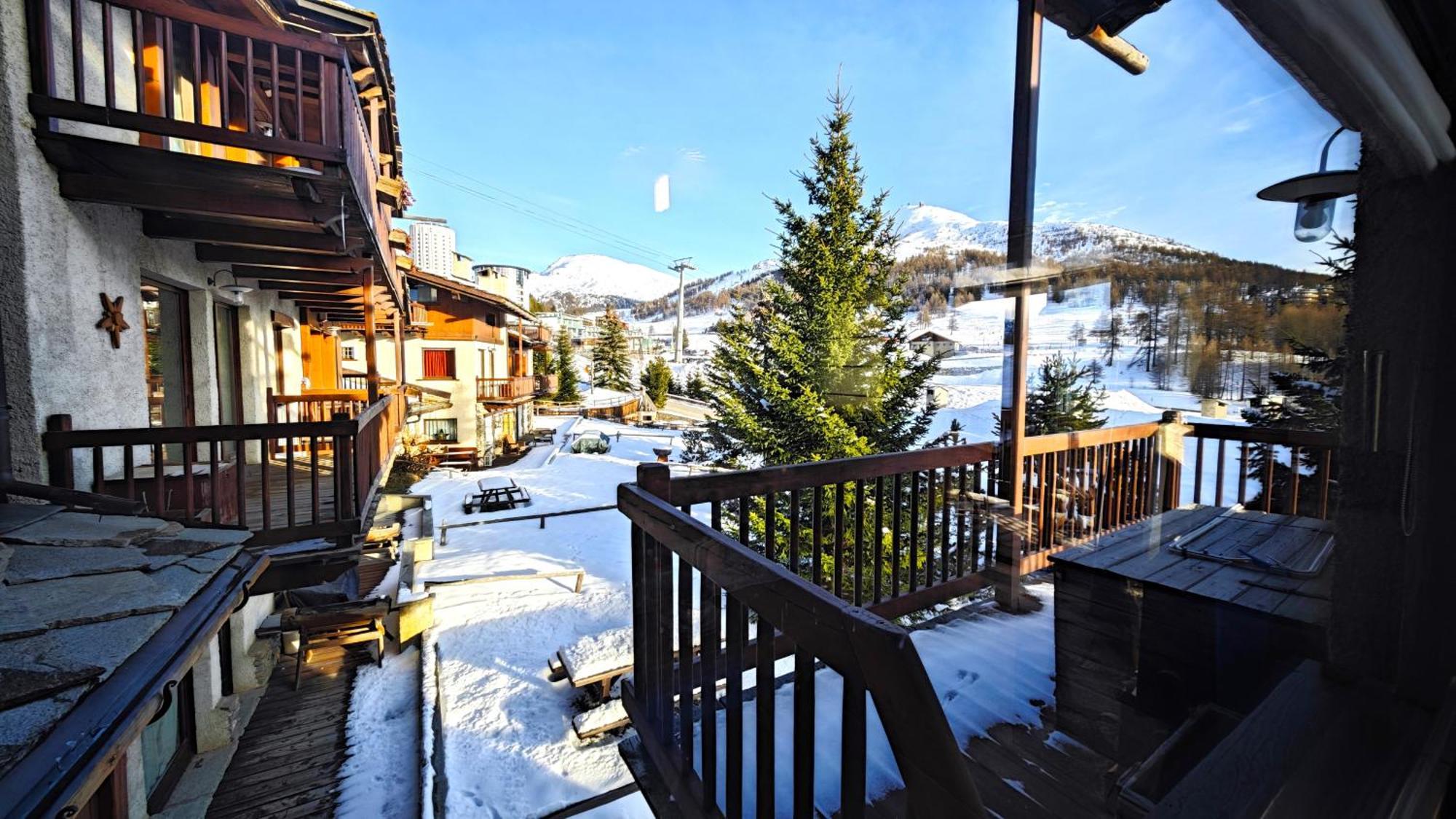 Hostdomus - Imperial Chalet Sestriere Exterior foto